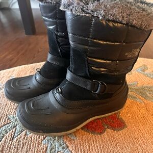 North face snow boot - worn two times- excellent condition